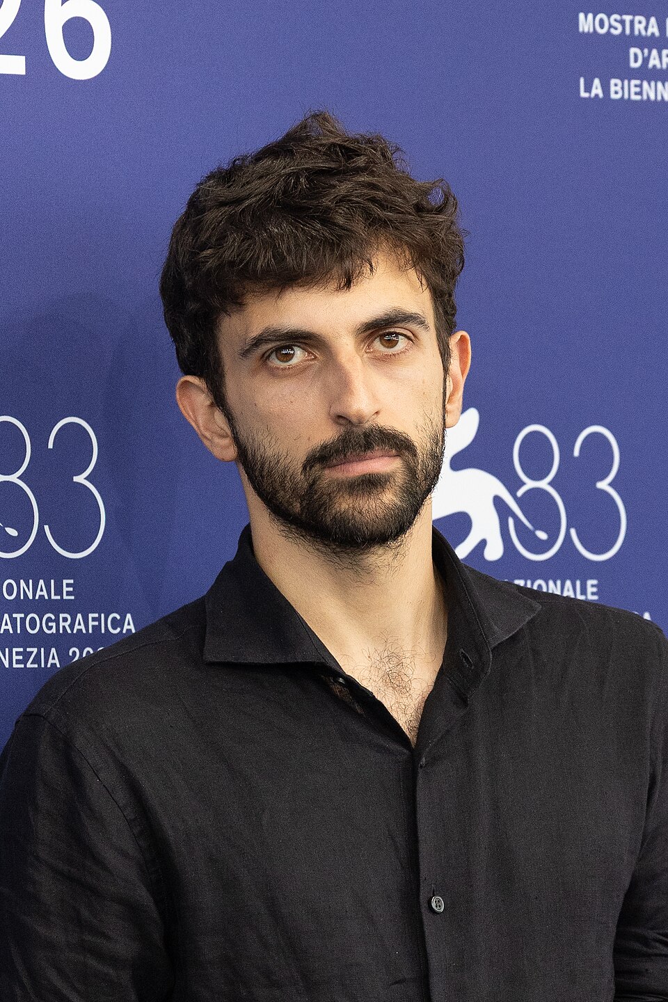 ヴェネチア国際映画祭の写真撮影に立つユヴァル・アブラハーム監督