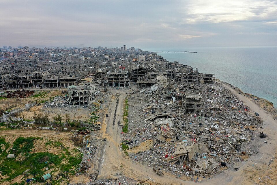 上空から見たガザ北部のビーチ難民キャンプ。海沿いの建物の多くが崩れている